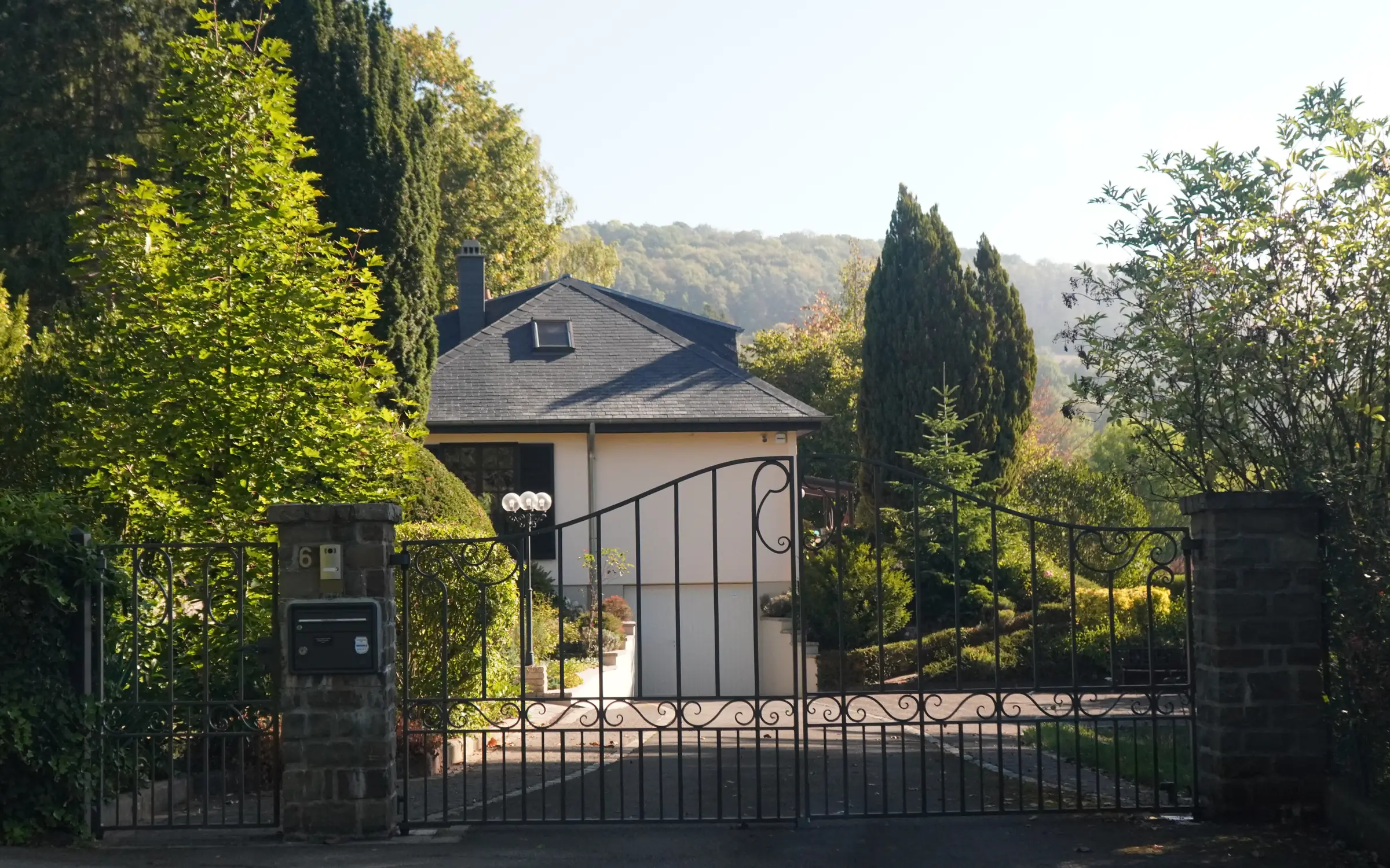 Maison à vendre dans le nord du Luxembourg, vue depuis le portail