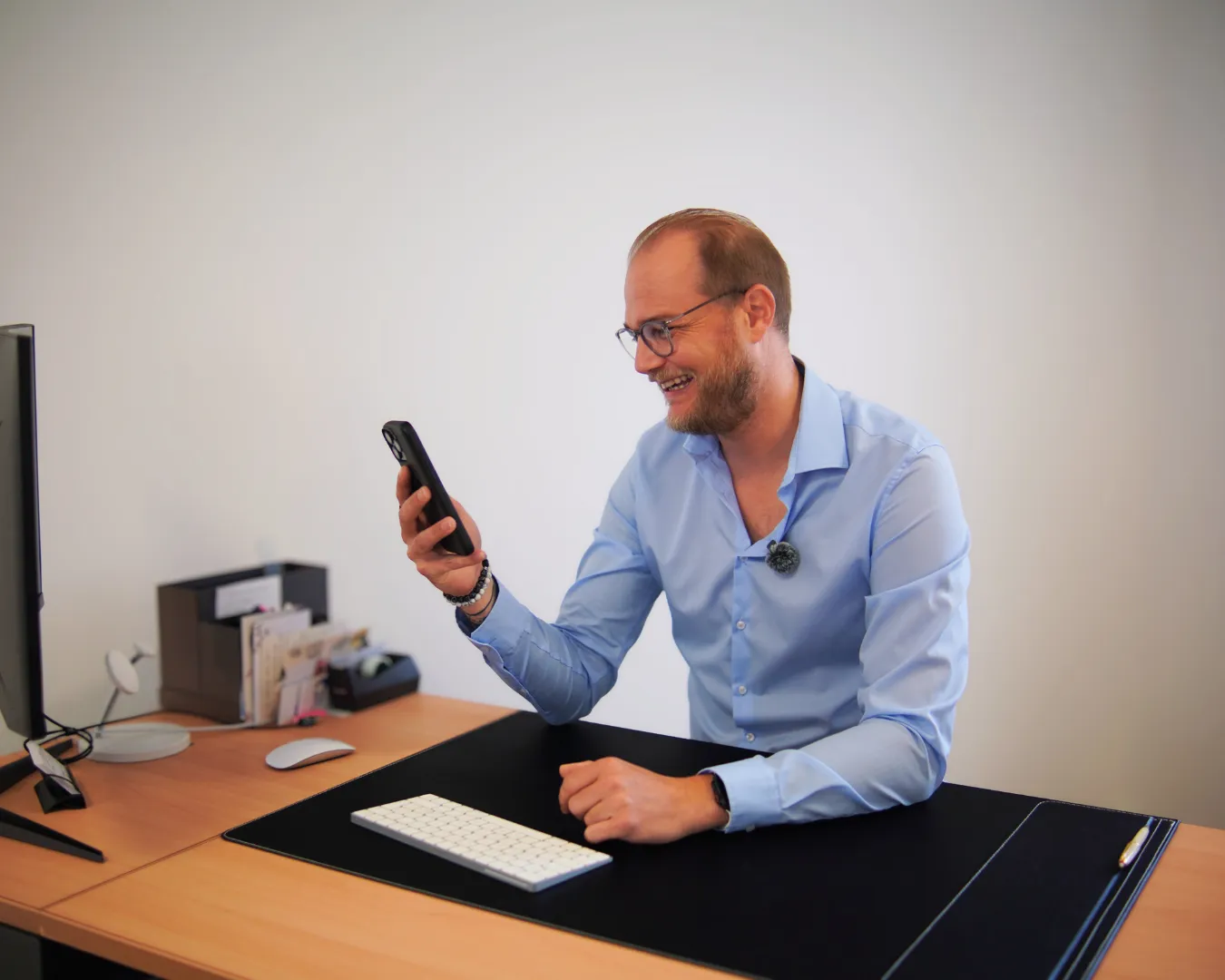 Pit Wiesenbach au téléphone avec un client au bureau de Diekirch