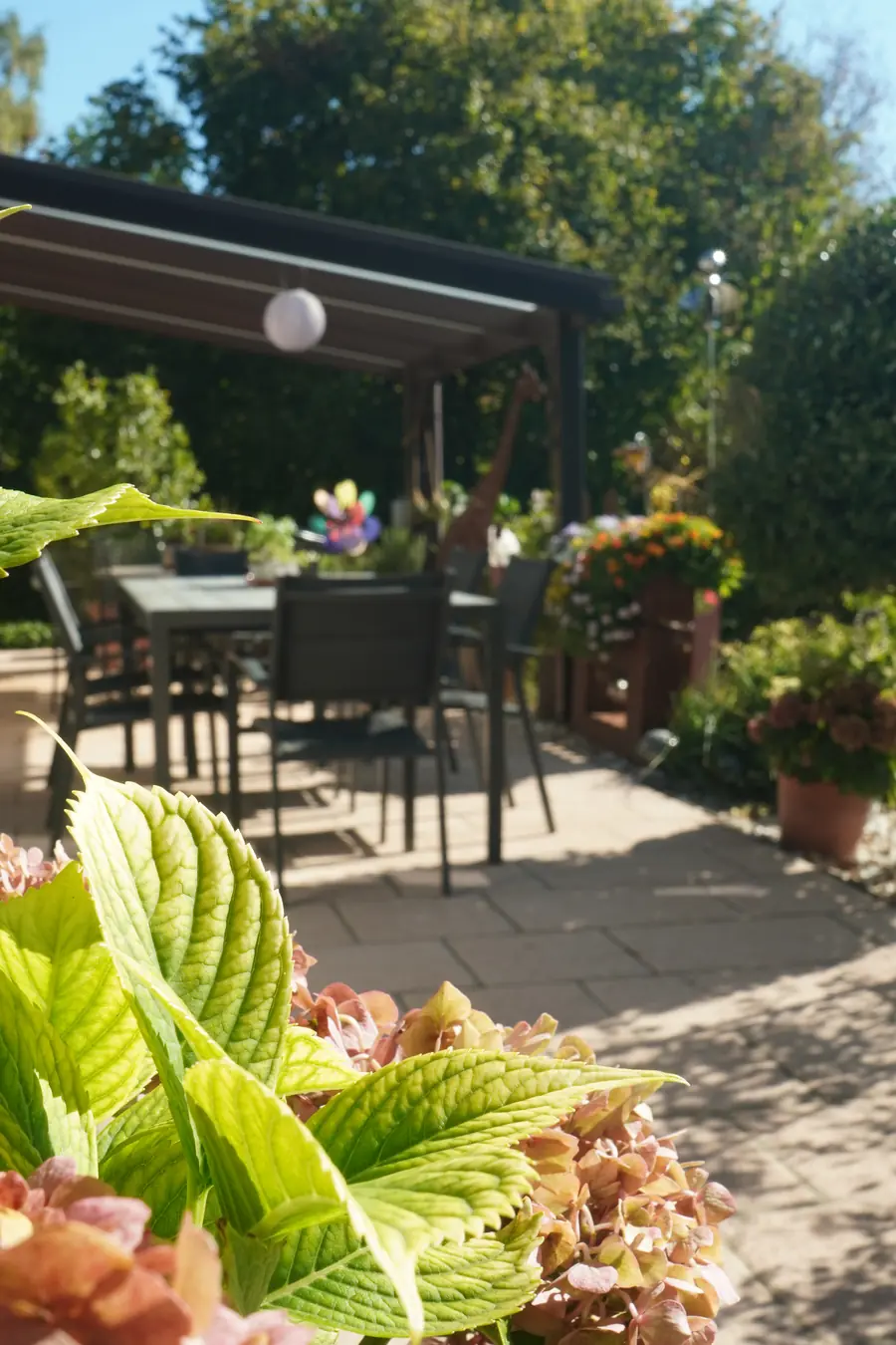 Terrasse fleurie d'une maison à vendre au Luxembourg