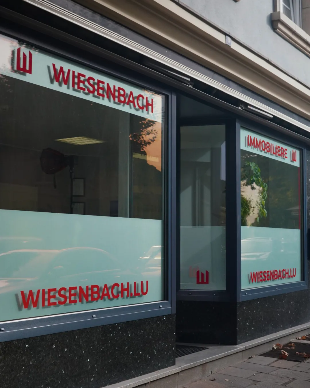 La vitrine de l'agence Wiesenbach Immobilière, 9 Esplanade à Diekirch